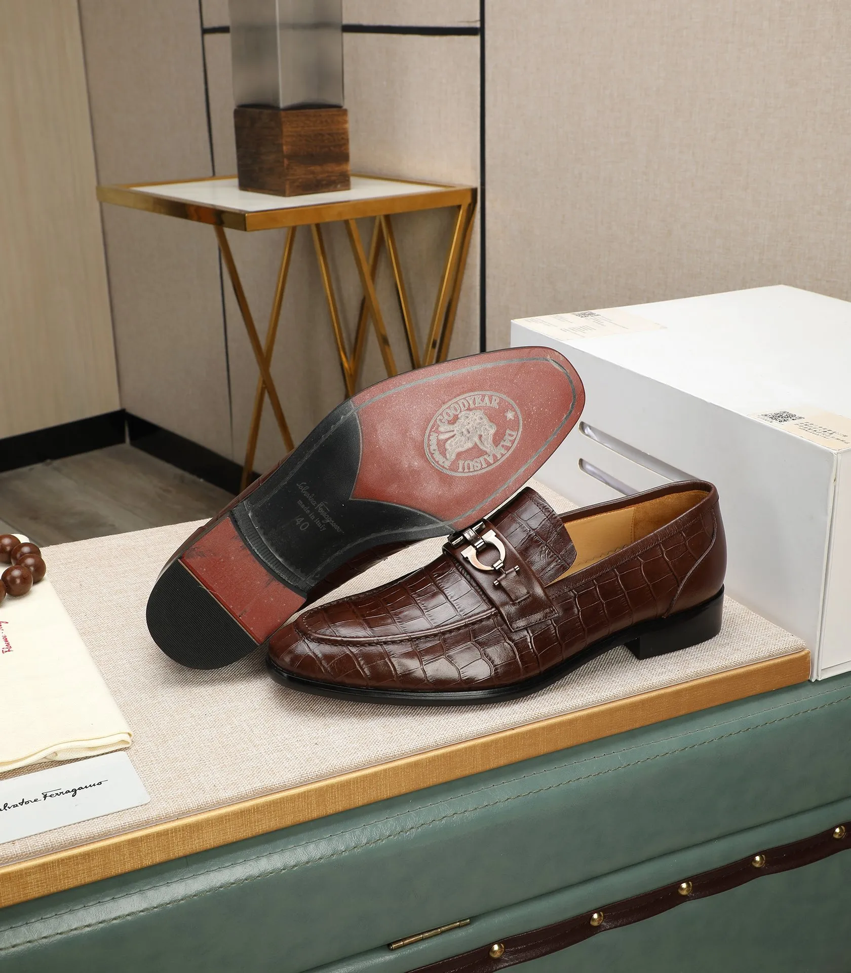Men's shoes 💰540📛📛(water-dyed cowhide) Salvatore Ferragamo high-end (Salvatore Ferragamo) is the world's top luxury footwear brand. It comes from the fashion kingdom of Italy and is famous all over the world for its traditional handmade design and novel styles...🚶🏻🚶🏻New suit shoes are available simultaneously at the counter. This model is purely handmade. The fabric is imported from Italy's original first-layer cowhide. Soft water-dyed cowhide lining. Original authentic outsole🌀🌀Size: 38➖44 (45 customized)